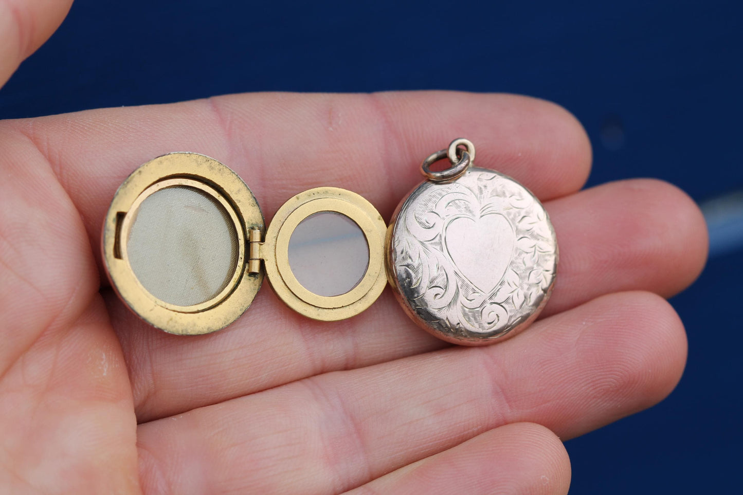 Antique-9ct-Gold-Heart-Motif-Triple-Locket