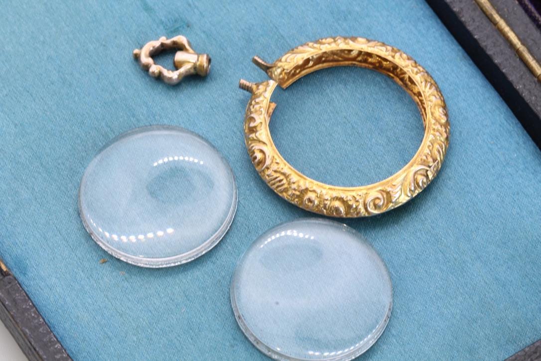 Antique-9ct-Yellow-Gold-Embossed-Locket