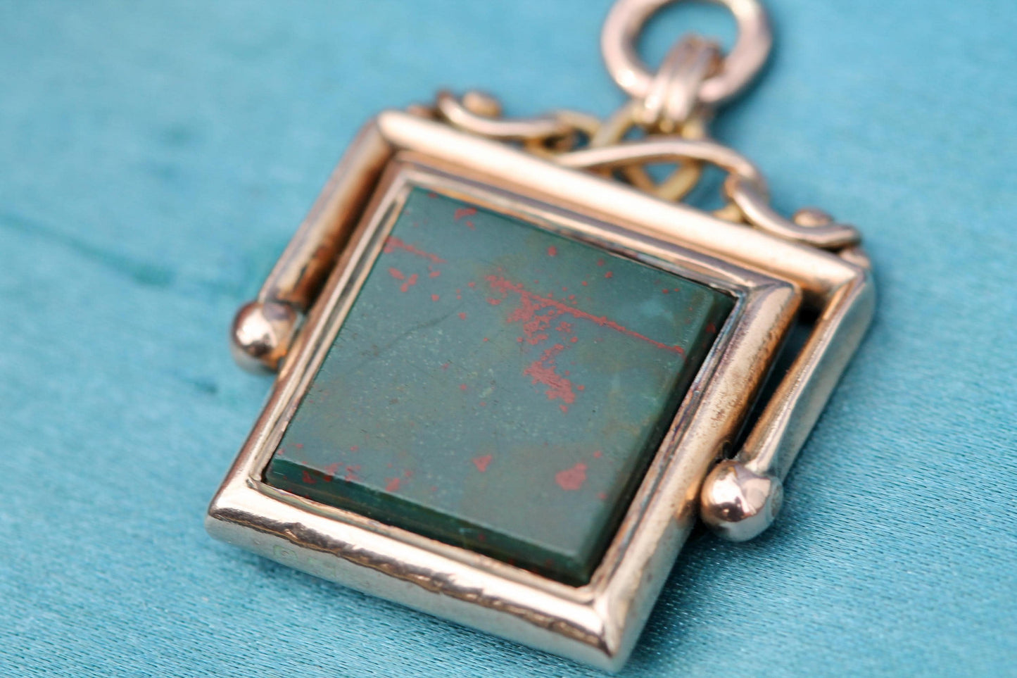 Antique-9ct-Gold-Bloodstone-Carnelian-Spinner-Pendant