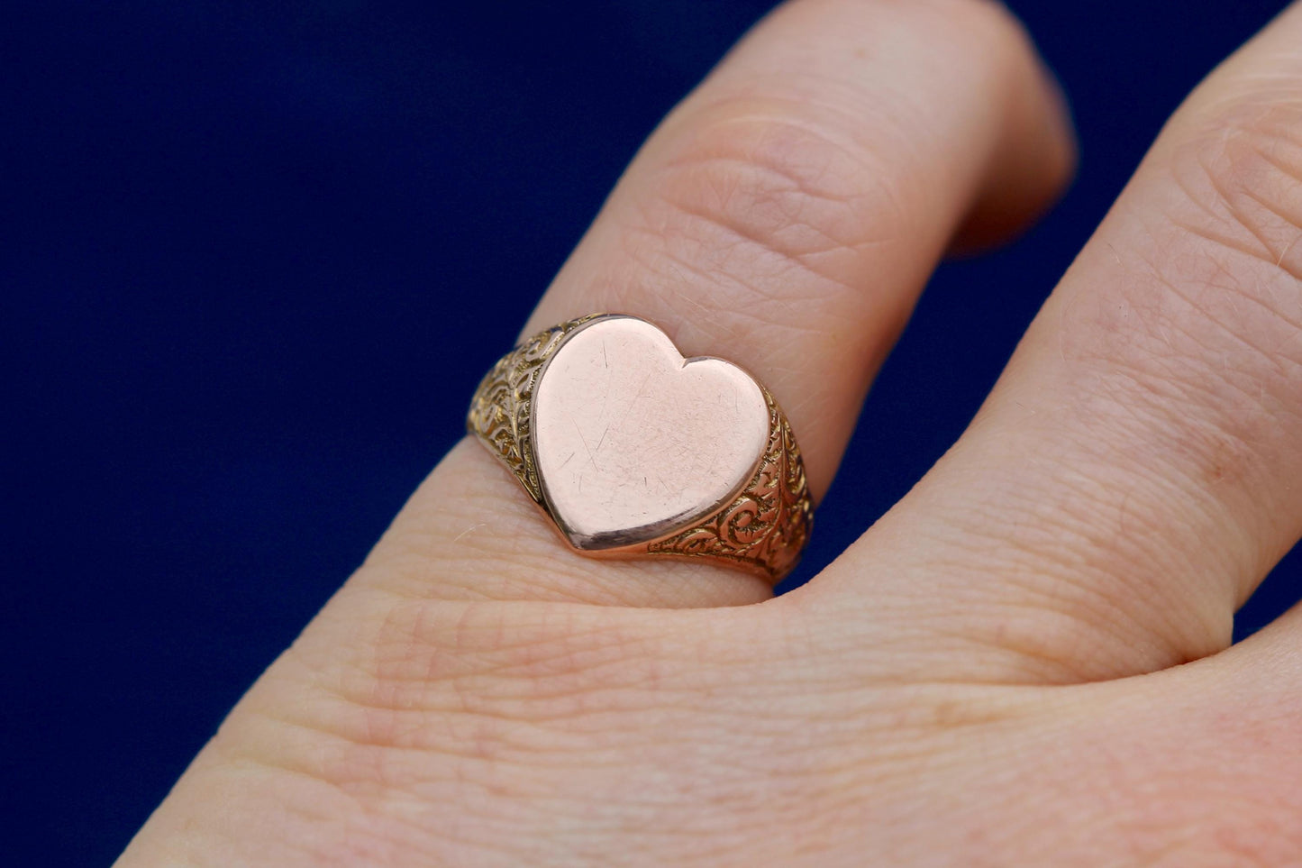 Antique-9ct-Gold-Heart-Signet-Ring,-1913