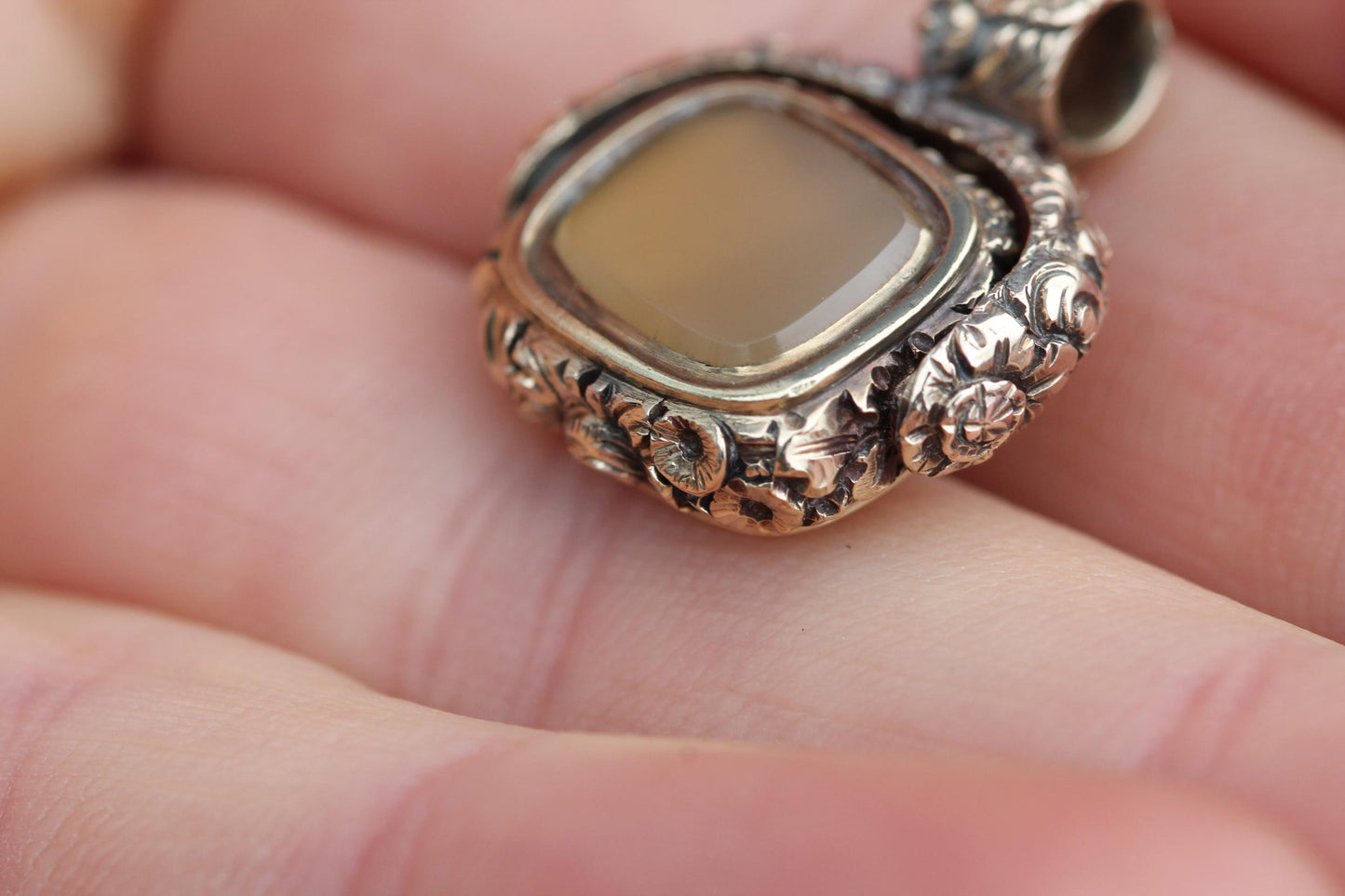 Antique-Georgian-15ct-Gold-Chased-Spinner-Pendant