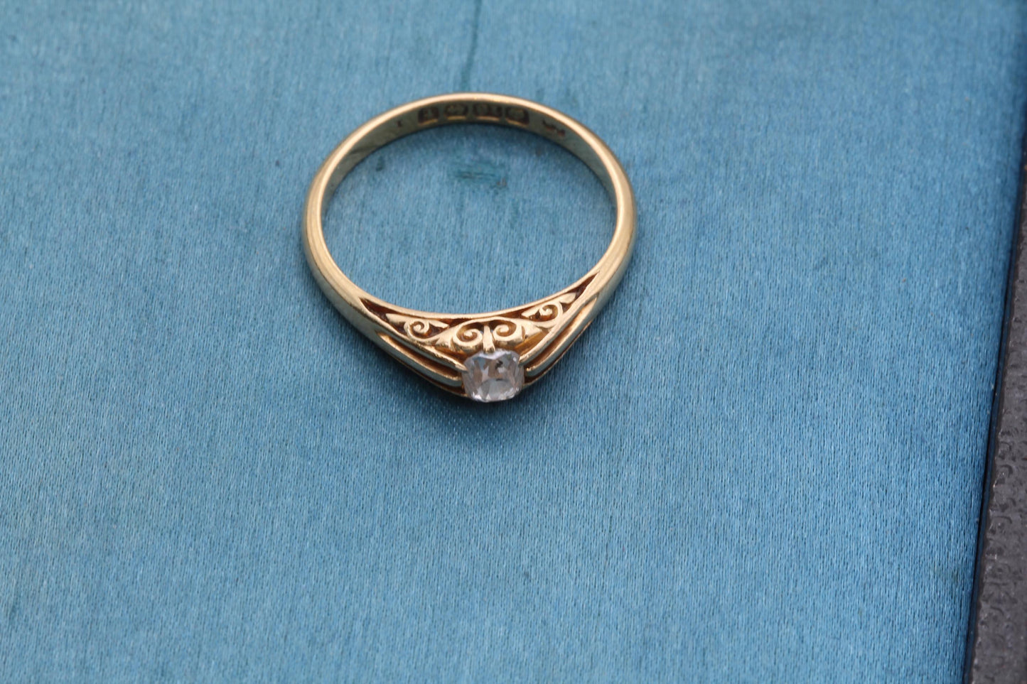 Antique-18ct-Yellow-Gold-Cushion-Cut-Diamond-Chased-Ring,-1918