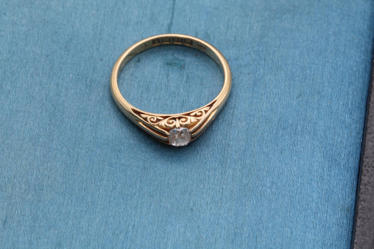 Antique-18ct-Yellow-Gold-Cushion-Cut-Diamond-Chased-Ring,-1918
