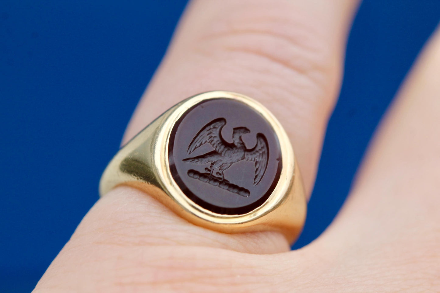 Vintage-18ct-Gold-Intaglio-Carnelian-Eagle-Signet-Ring,-1951