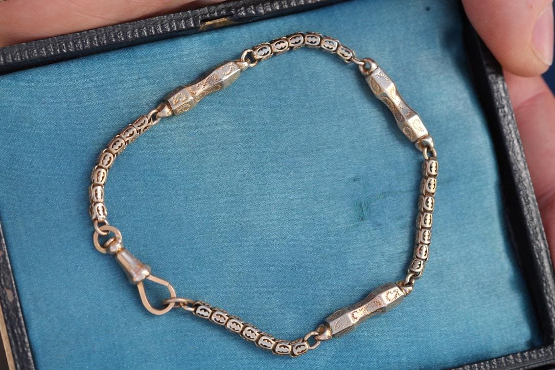 Antique-9ct-Yellow-Gold-Fancy-Pierced-Link-Bracelet,-7.75"