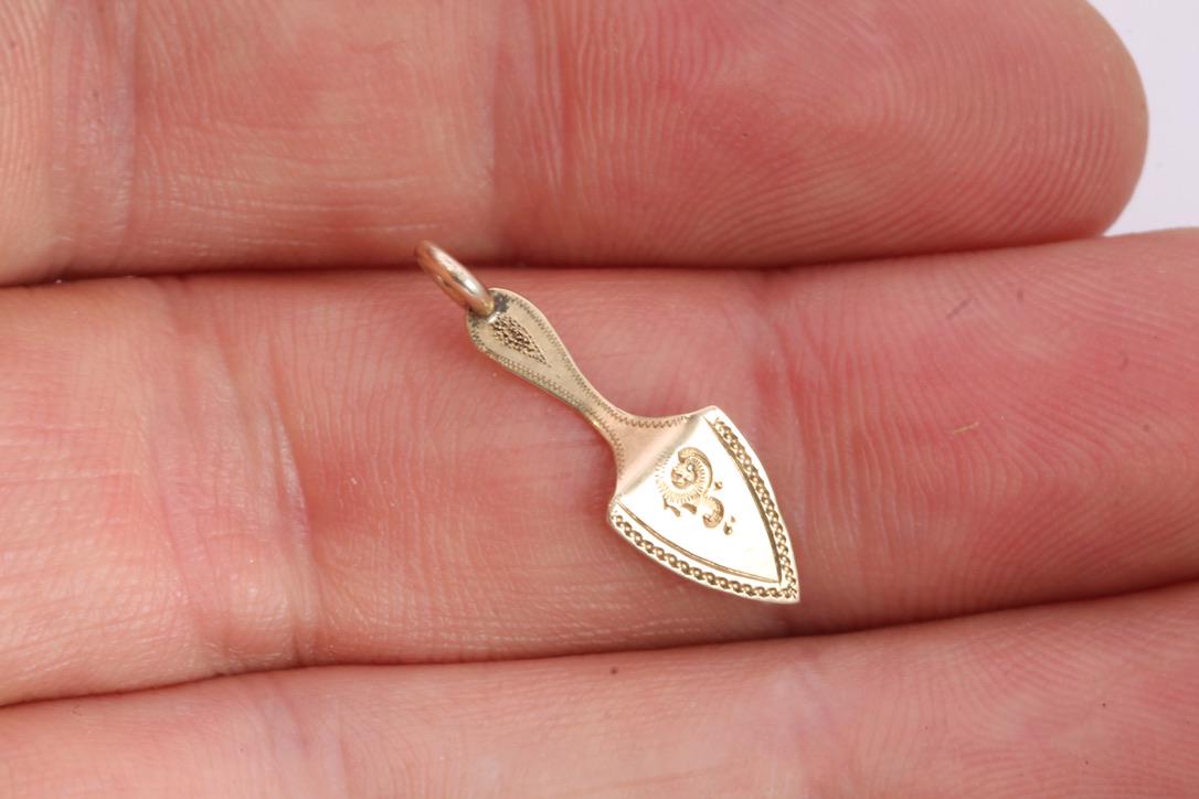 Antique-9ct-Gold-Masonic-Spade-Charm-|-Freemasonry-|-c.1920