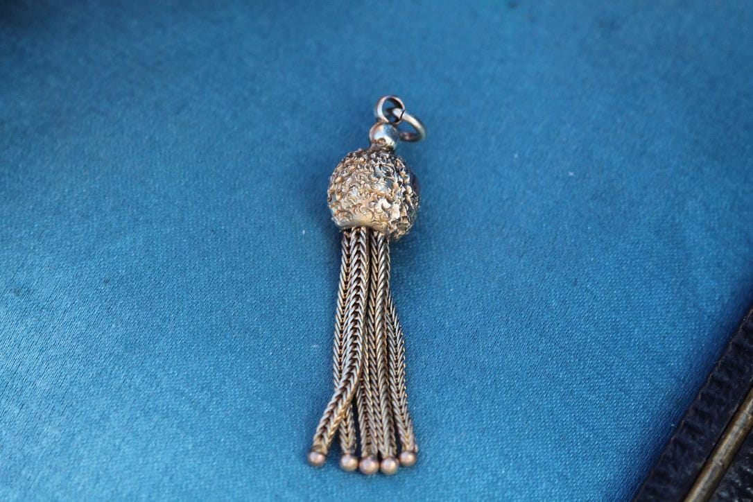 Antique-9ct-Gold-Tassel-Pendant,-c.1890