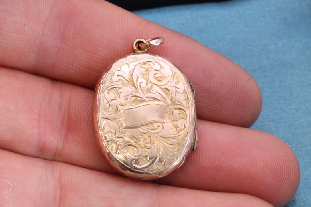Antique-9ct-Rose-Gold-Oval-Locket-|-Floral-Chasing-|-Victorian-c.1890