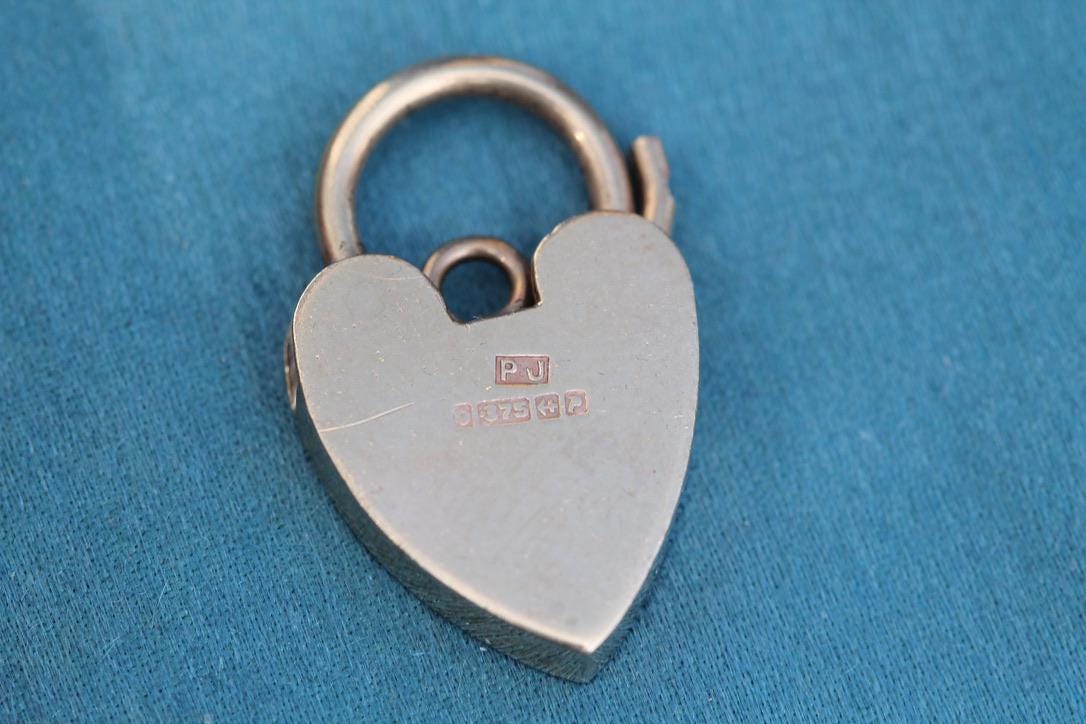 Vintage-9ct-Yellow-Gold-Chased-Heart-Padlock-Clasp