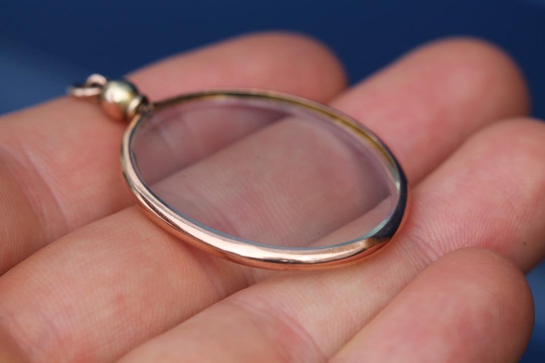 Antique-9ct-Gold-Oval-Screw-Top-Glass-Locket-|-Keepsake-Photo-Locket