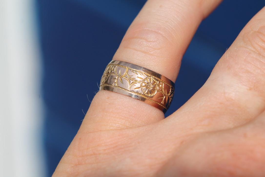 Antique-9ct-Gold-Chased-Floral-Band-Ring-|-1920