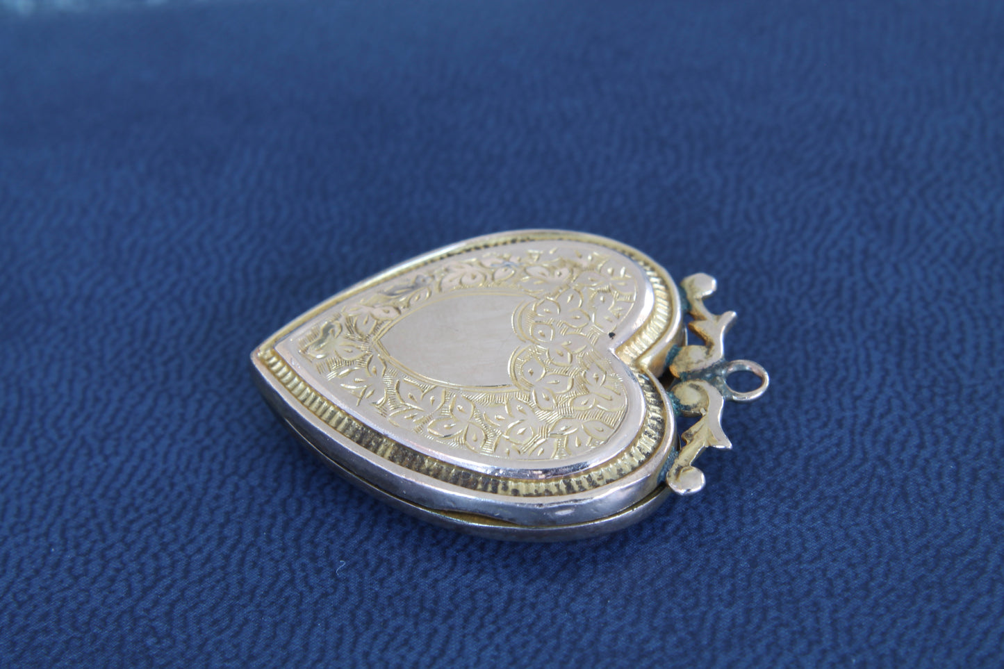 decorative-edwardian-9ct-gold-back-front-heart-locket