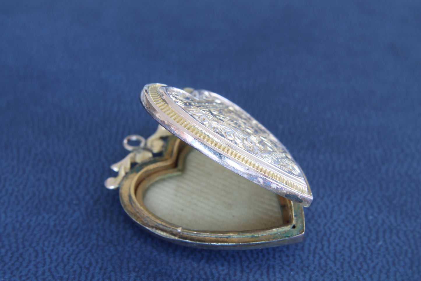 decorative-edwardian-9ct-gold-back-front-heart-locket