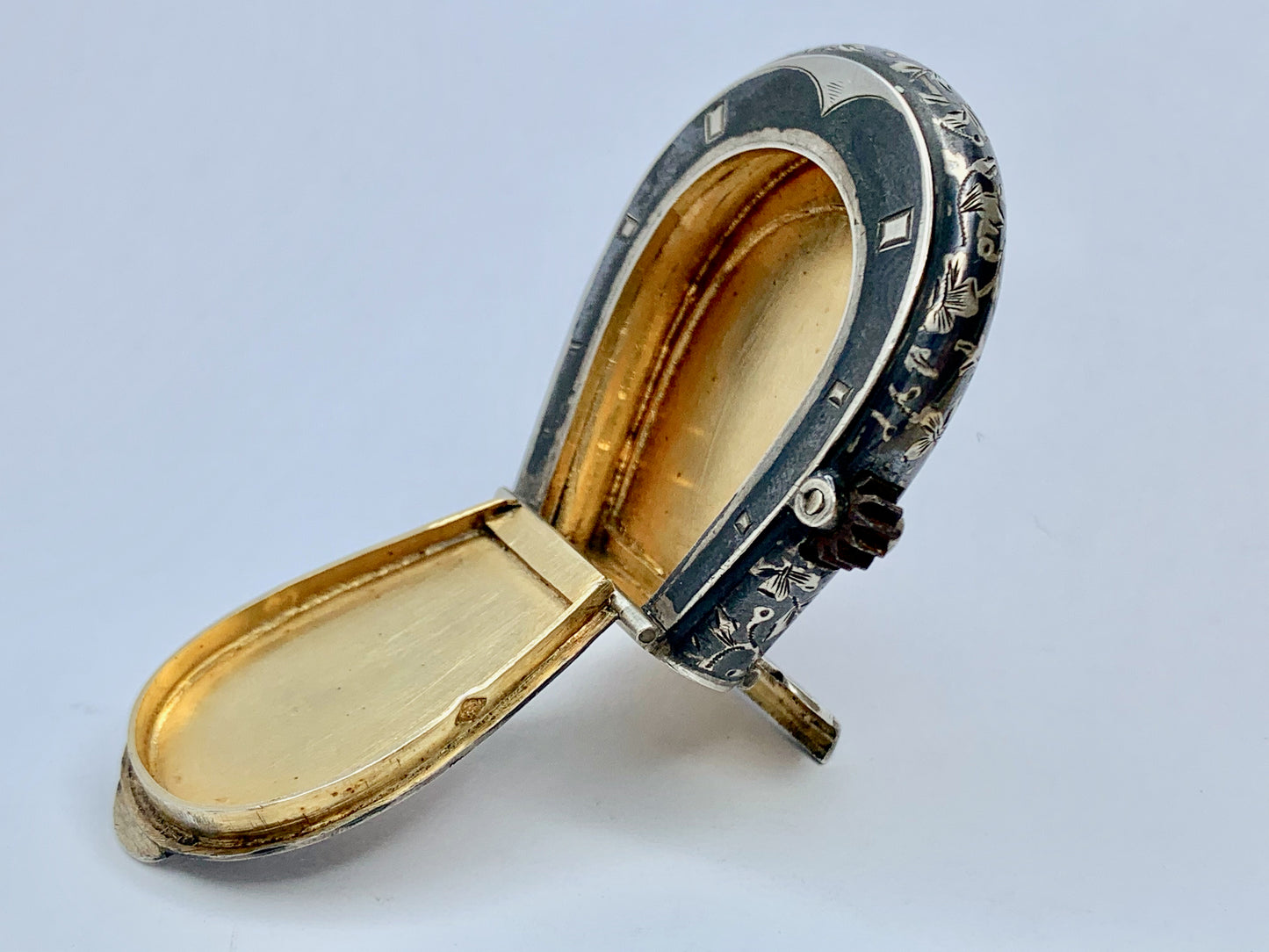rare-antique-gold-niello-horseshoe-vesta-case