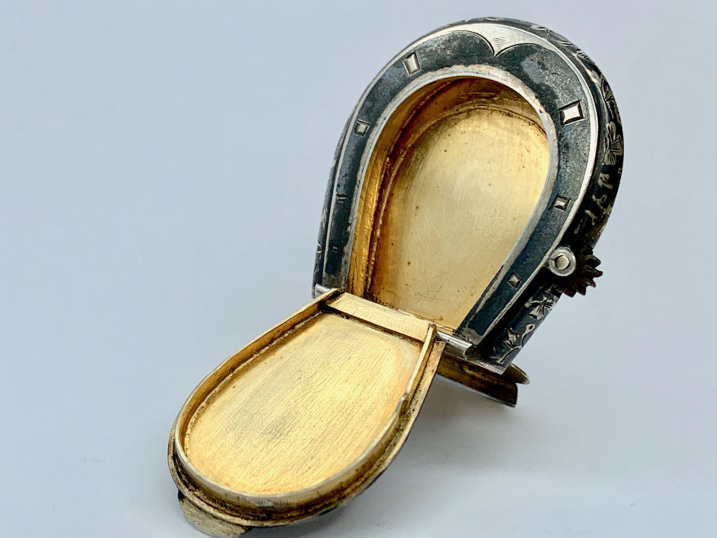 rare-antique-gold-niello-horseshoe-vesta-case
