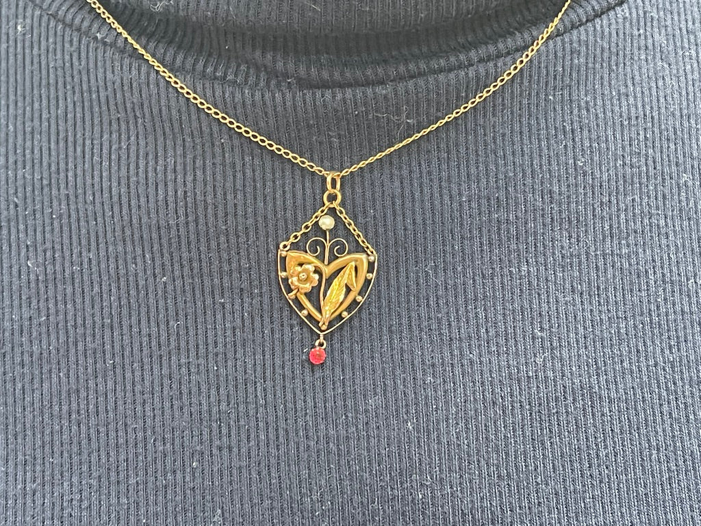 edwardian-9ct-gold-necklace-with-pendant