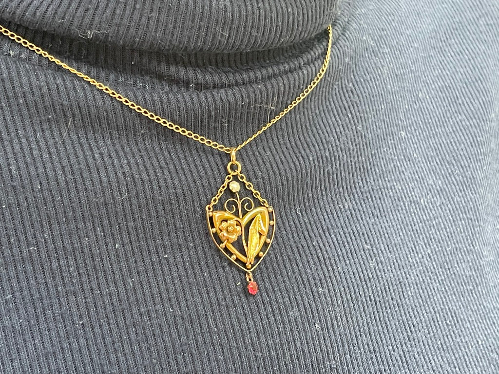 edwardian-9ct-gold-necklace-with-pendant