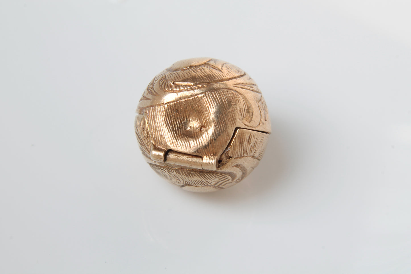 vintage-9ct-gold-apple-adam-and-eve-charm