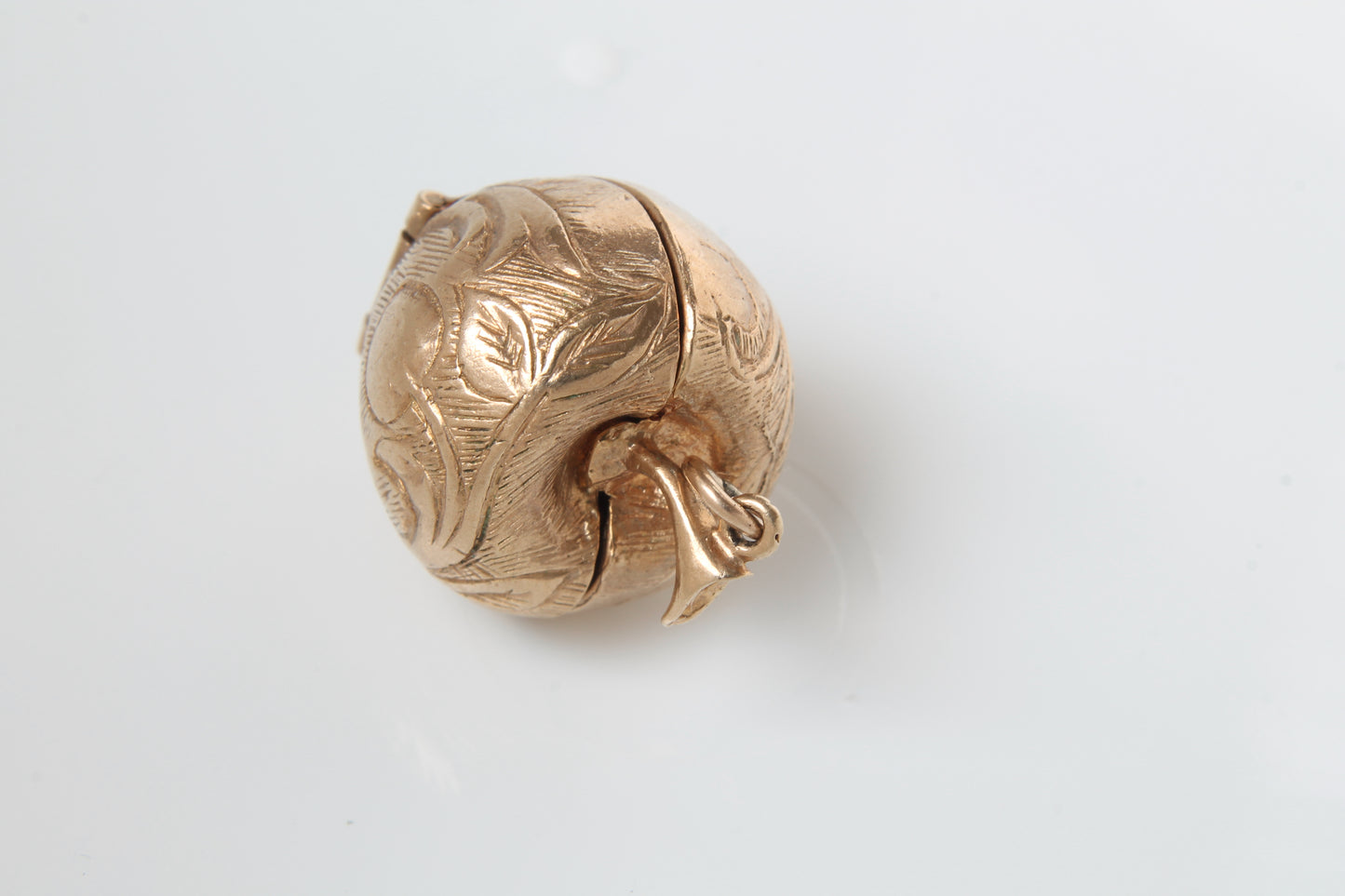 vintage-9ct-gold-apple-adam-and-eve-charm