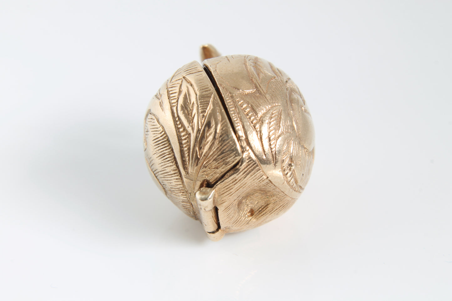 vintage-9ct-gold-apple-adam-and-eve-charm