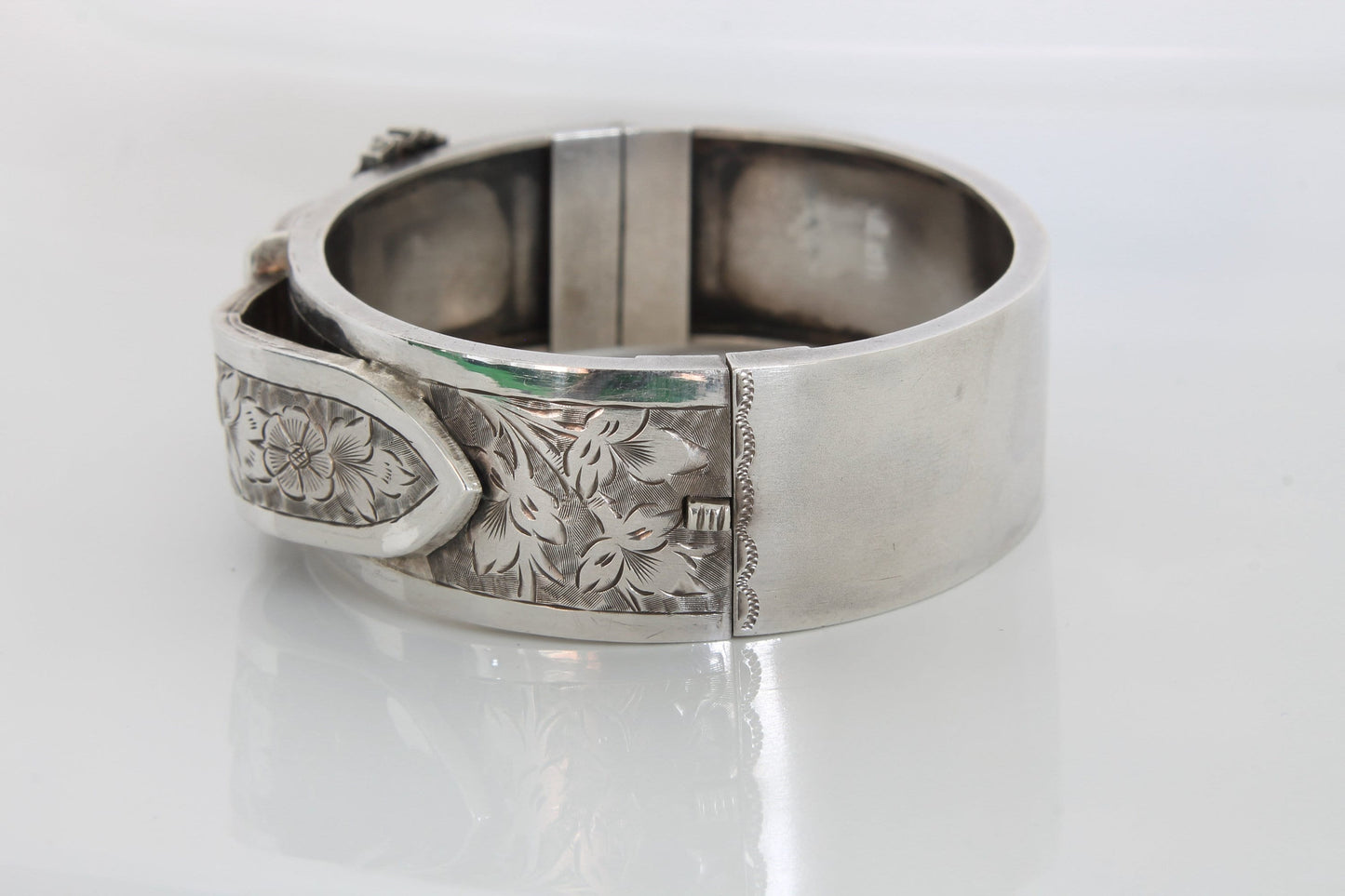 antique-victorian-decorative-silver-buckle-bangle