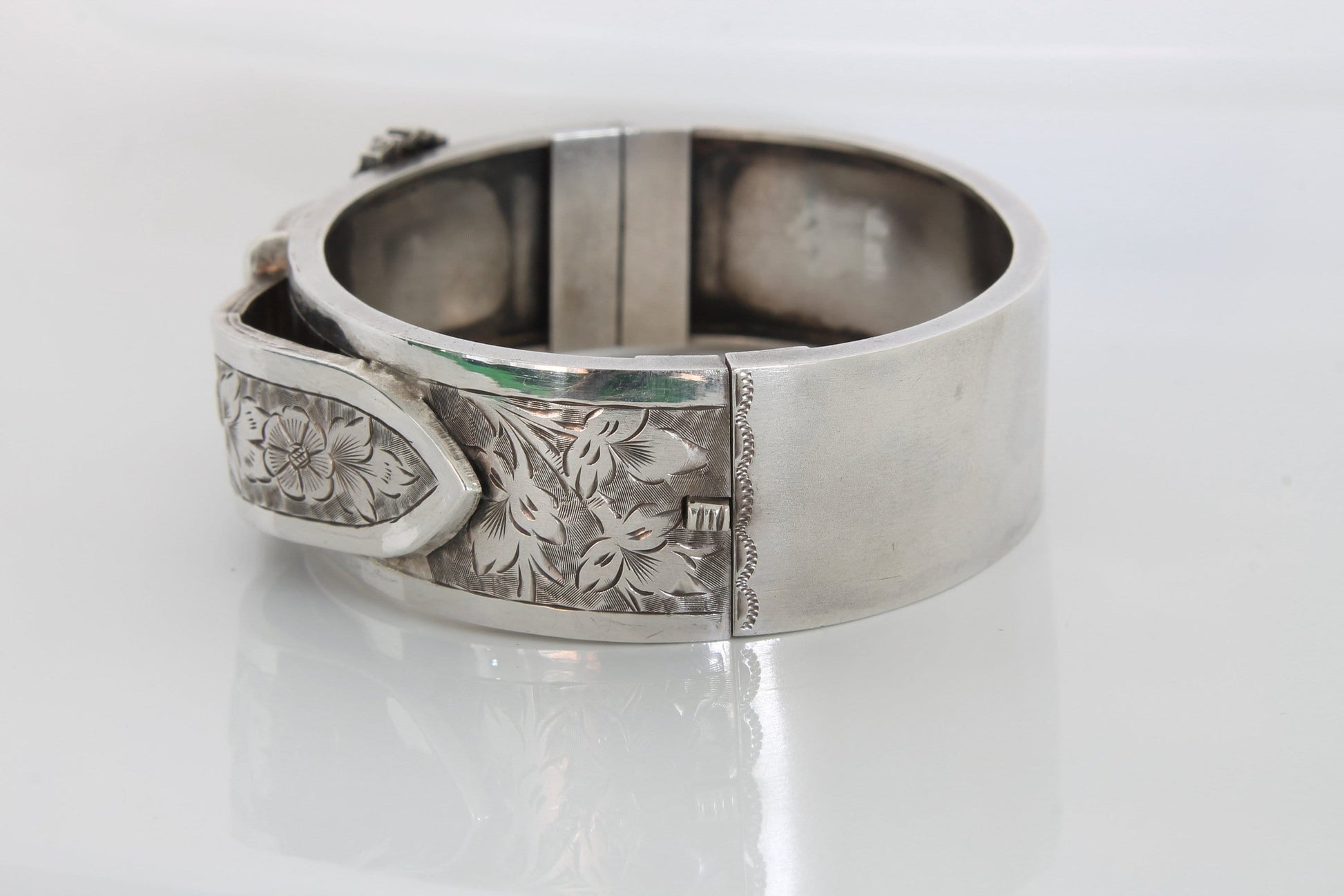 antique-victorian-decorative-silver-buckle-bangle