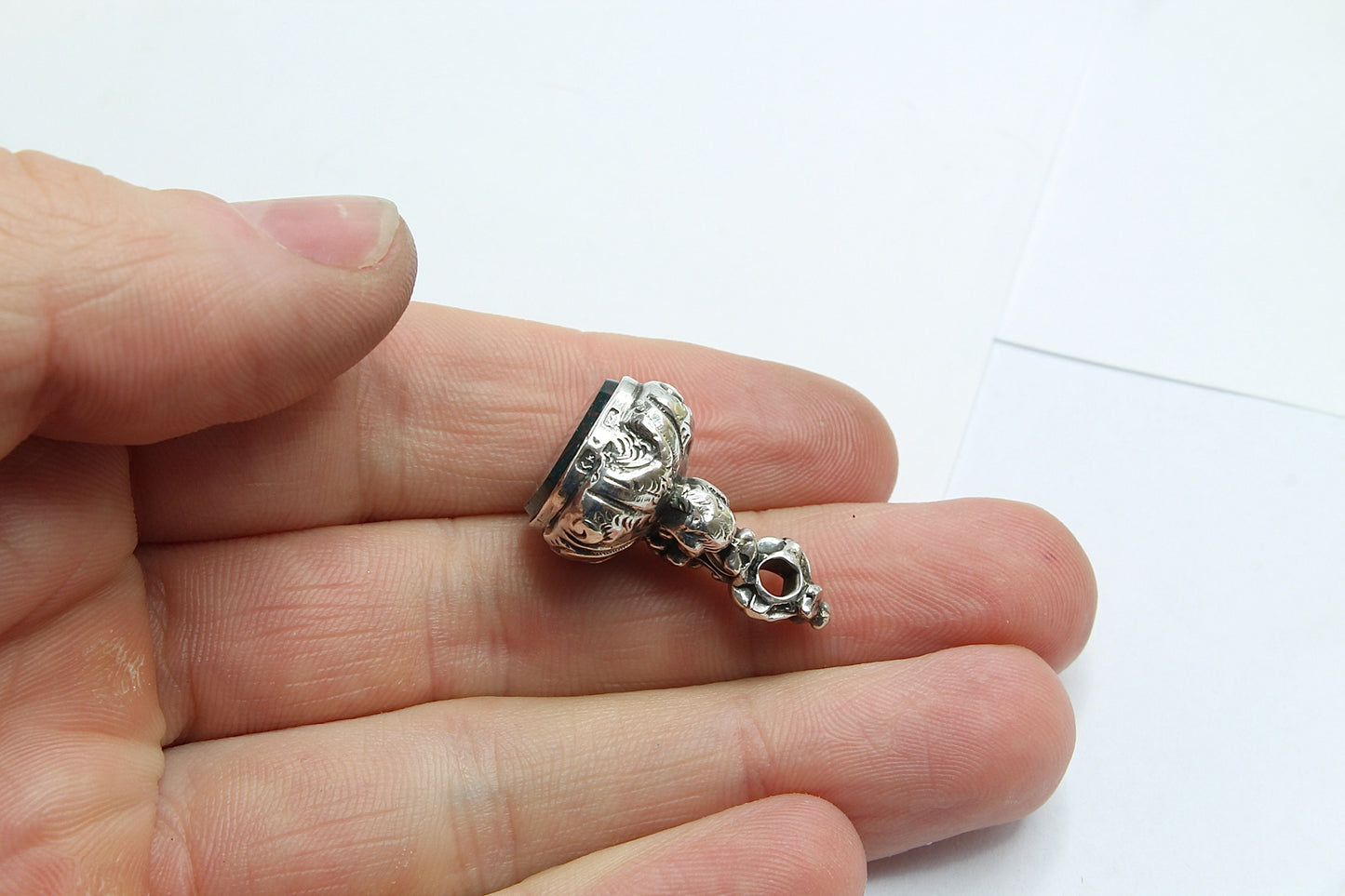 antique-victorian-sterling-silver-bloodstone-decorative-pendant
