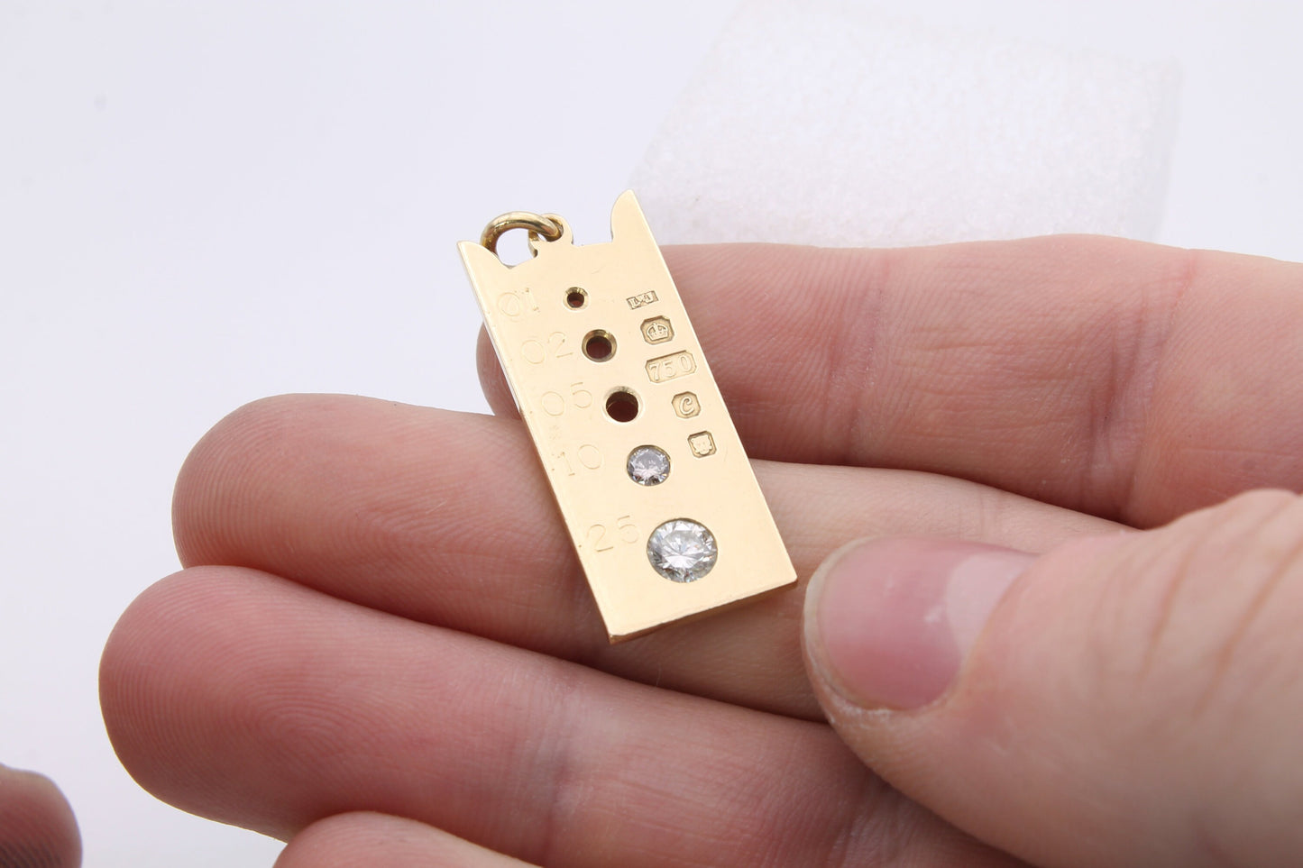 Vintage-18ct-Gold-Diamond-Sizing-Gauge-Pendant,-.35ctw