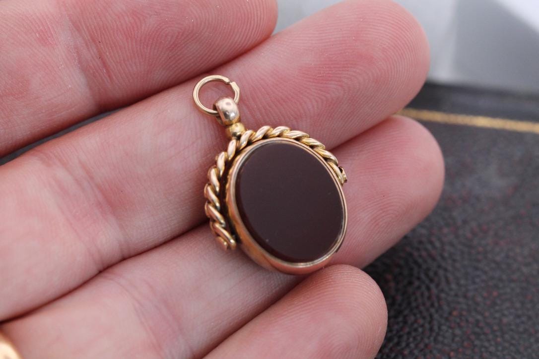 Antique 15ct gold spinner fob showing the oval bloodstone side