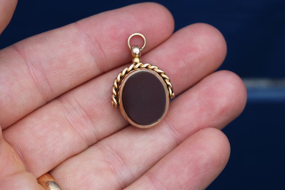 Reverse of the 15ct gold spinner fob showing the oval carnelian side