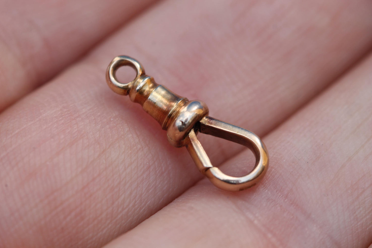 Antique 15ct gold dog clip clasp showing working sprung mechanism