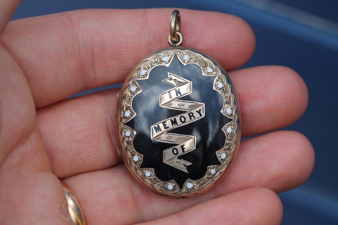 Antique 9ct Gold Memorial Locket | In Memory Of | Victorian c.1860 — view 3