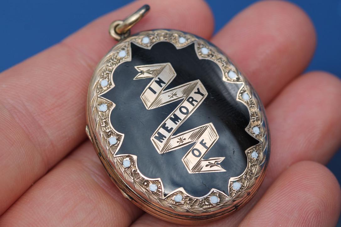 Antique 9ct Gold Memorial Locket | In Memory Of | Victorian c.1860 — view 4