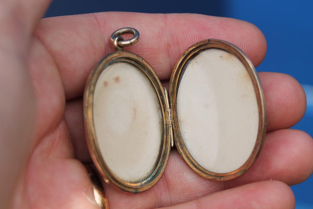 Antique 9ct Gold Memorial Locket | In Memory Of | Victorian c.1860 — view 5