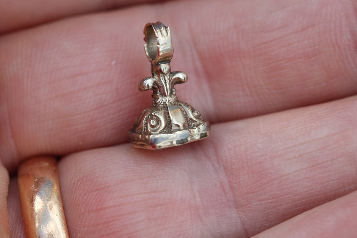 Antique Victorian 9ct Gold Cased Chalcedony “I Will Return” Seal Pendant c.1880 — view 9