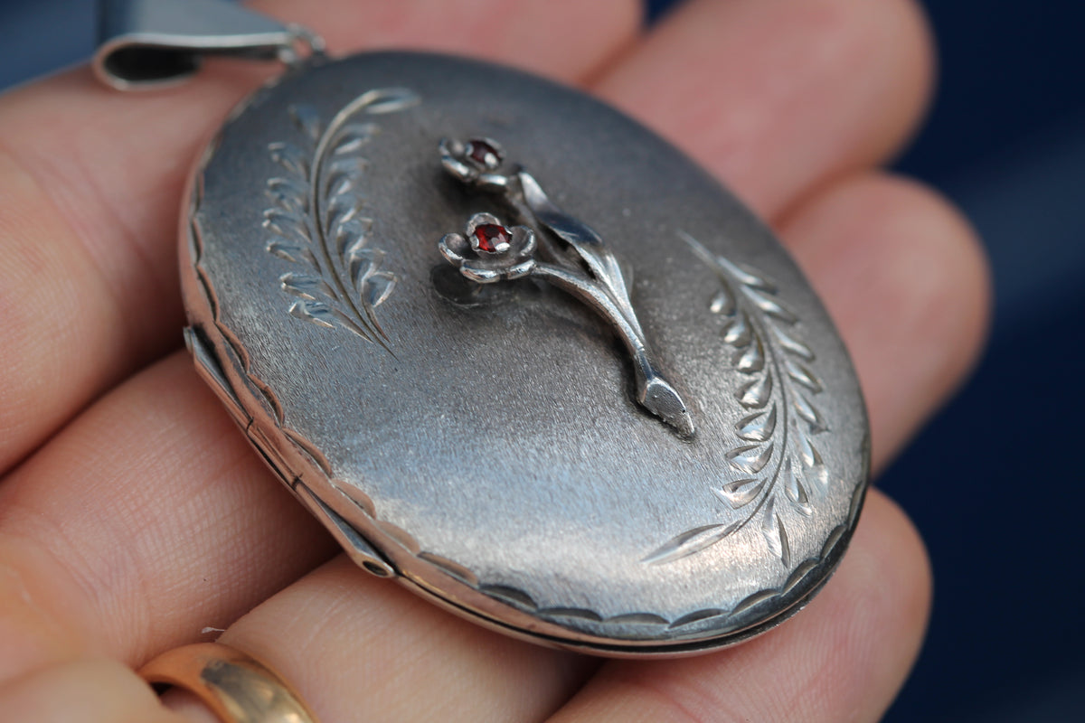 Vintage 1975 Sterling Silver Garnet Floral Mizpah Locket — view 7