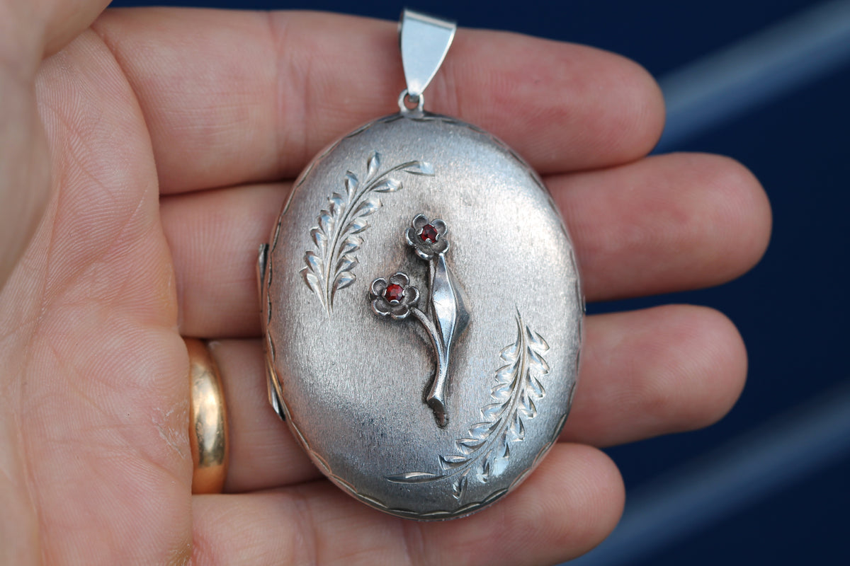 Vintage 1975 Sterling Silver Garnet Floral Mizpah Locket — view 8