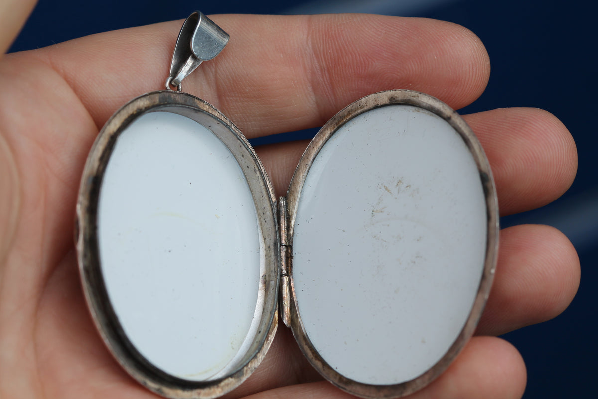 Vintage 1975 Sterling Silver Garnet Floral Mizpah Locket — view 12