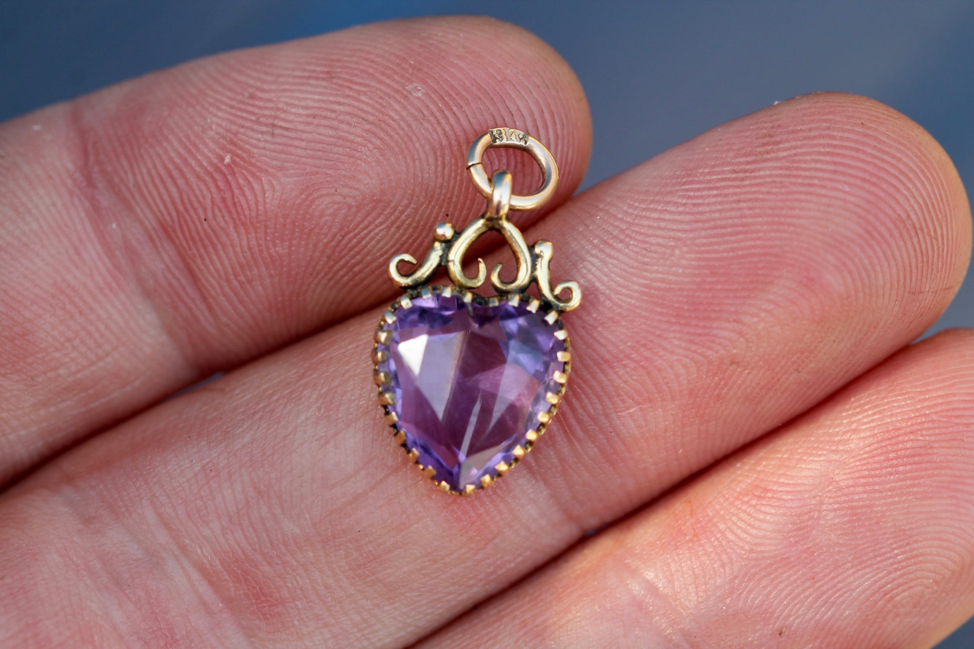 Antique Edwardian 9ct gold heart pendant set with purple amethyst