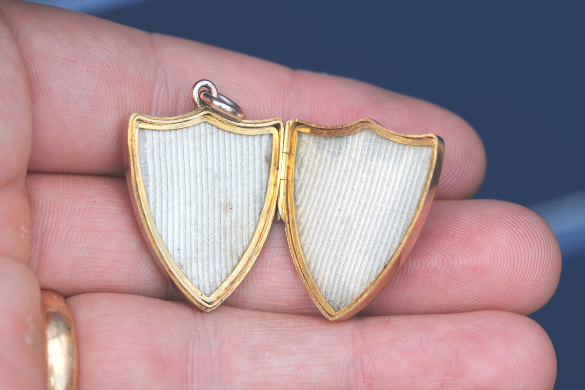 Antique Edwardian 9ct Gold Shield Locket | Ivy Leaf Engraving Chester 1901 — view 9