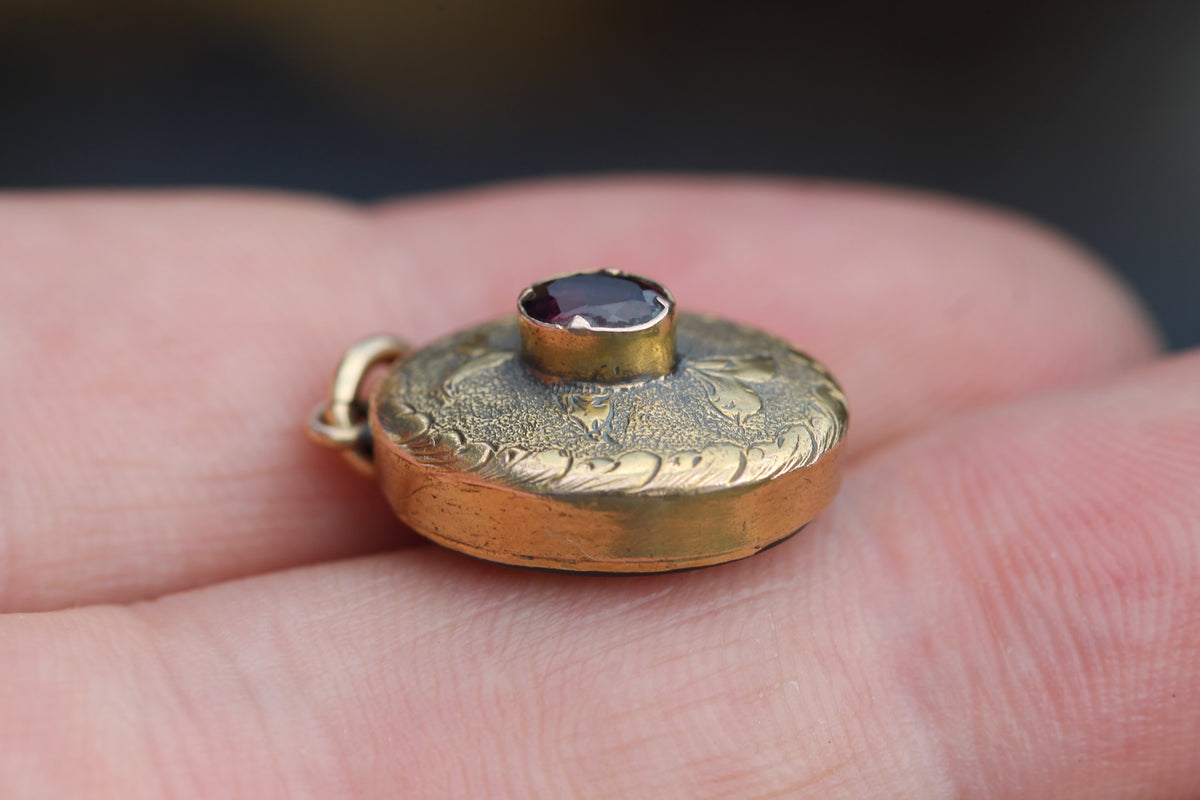 Antique Victorian 15ct Gold Garnet Keepsake Locket Pendant c.1880 — view 9