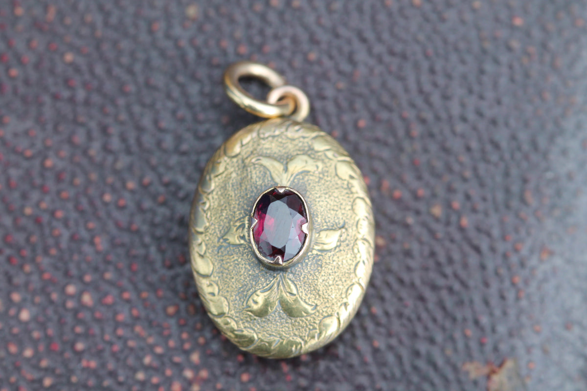 Antique Victorian 15ct Gold Garnet Keepsake Locket Pendant c.1880 — view 11