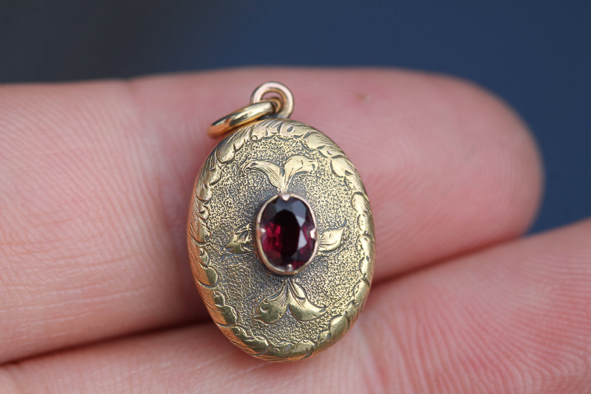 Antique Victorian 15ct Gold Garnet Keepsake Locket Pendant c.1880 — view 12