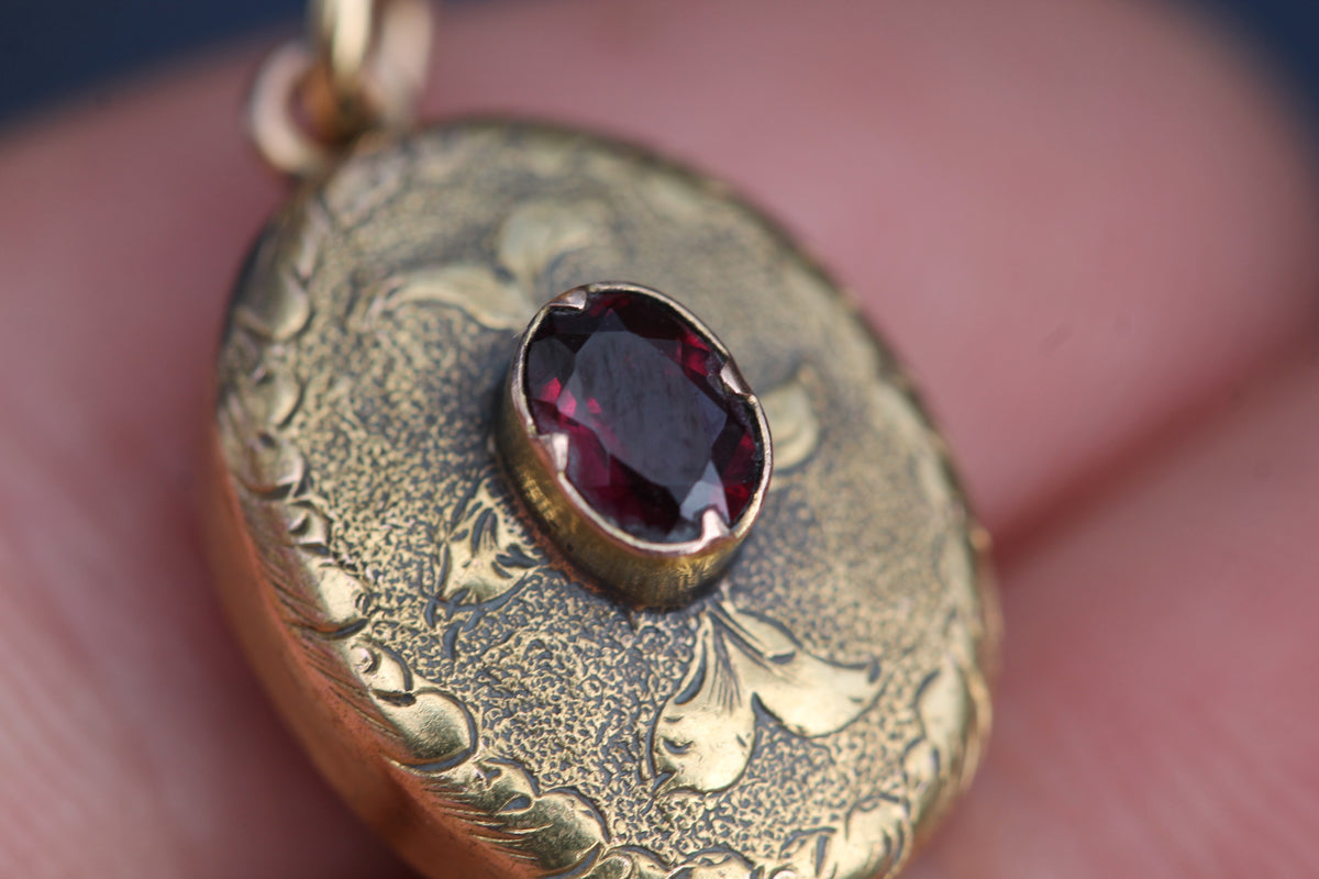 Antique 15ct gold keepsake locket with removable glass insert