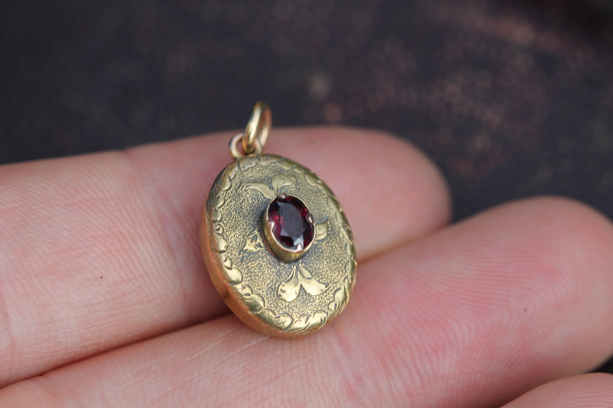 Antique Victorian 15ct Gold Garnet Keepsake Locket Pendant c.1880 — view 13