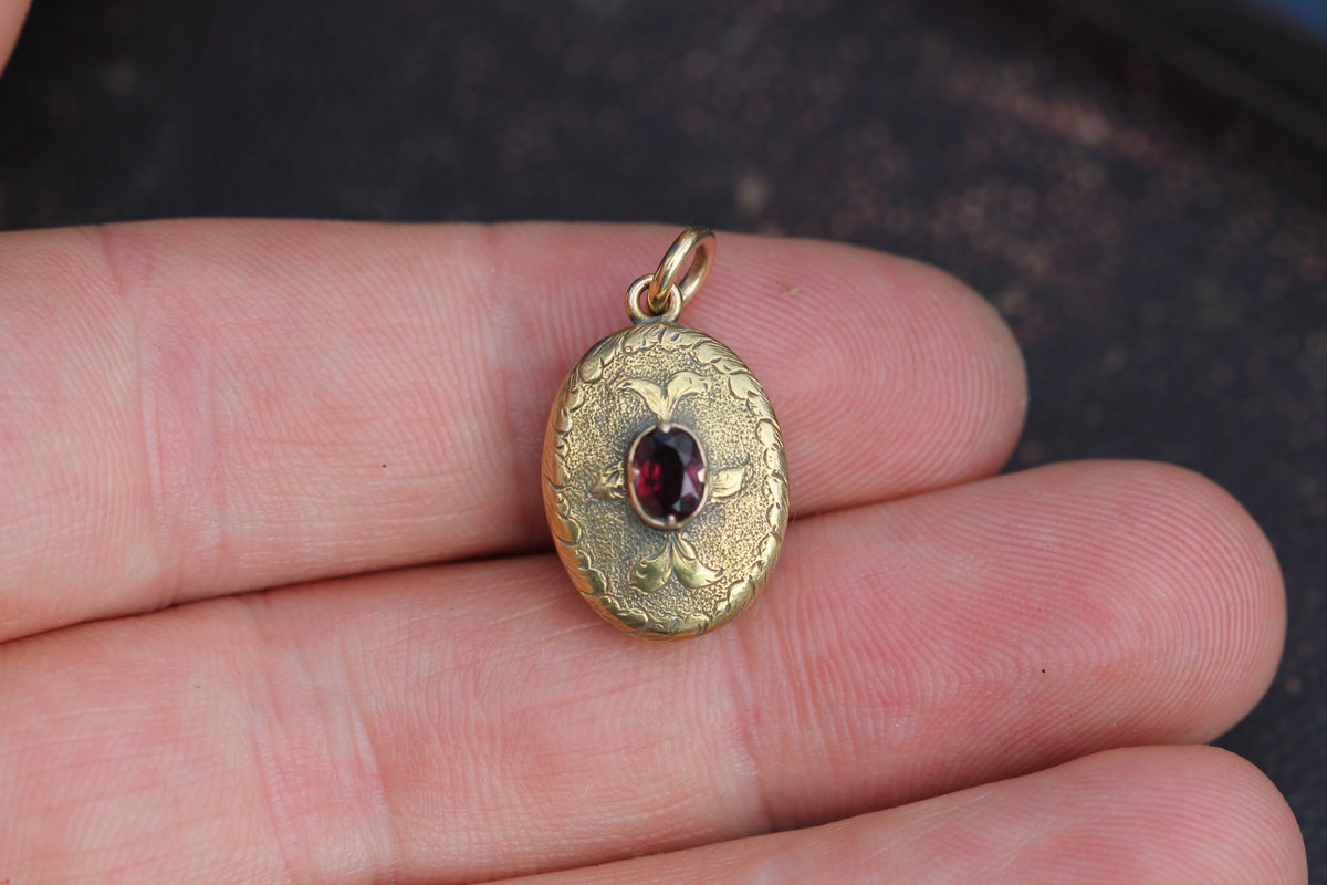 Antique Victorian 15ct Gold Garnet Keepsake Locket Pendant c.1880 — view 14