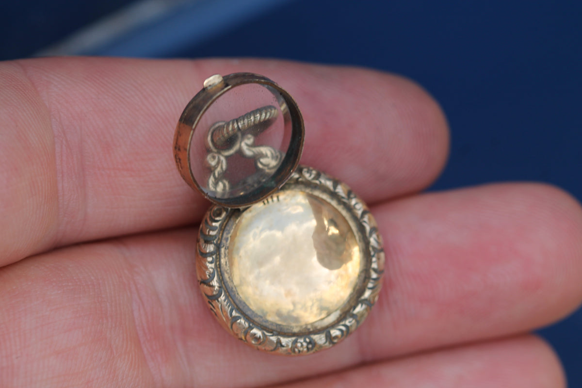 Antique Georgian 12ct Gold Chased Keepsake Locket c.1820 — view 7
