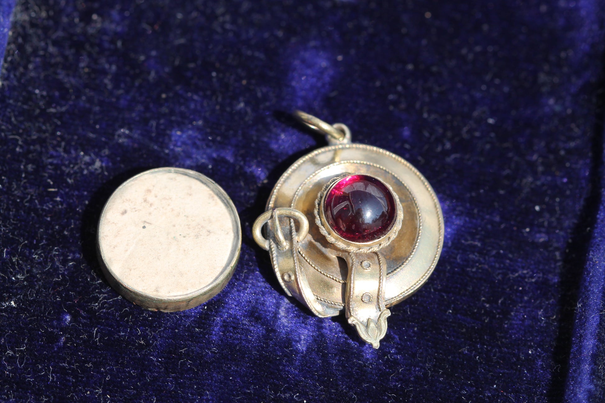 Antique Victorian 15ct Gold Garnet Cabochon Keepsake Pendant c.1860 — view 6