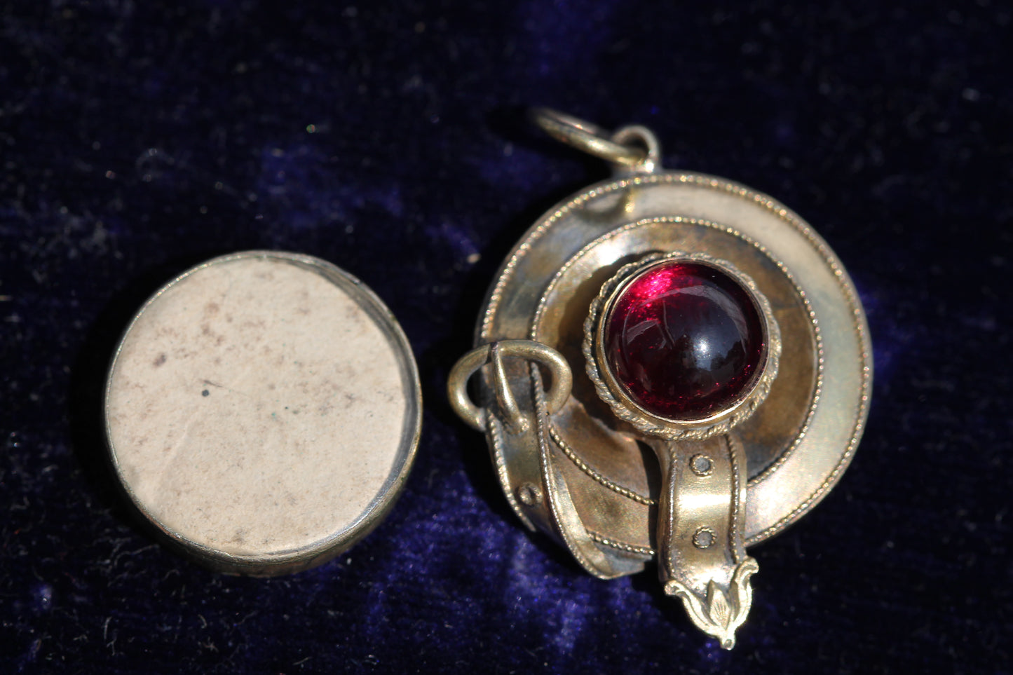 Antique Victorian 15ct Gold Garnet Cabochon Keepsake Pendant c.1860 — view 7