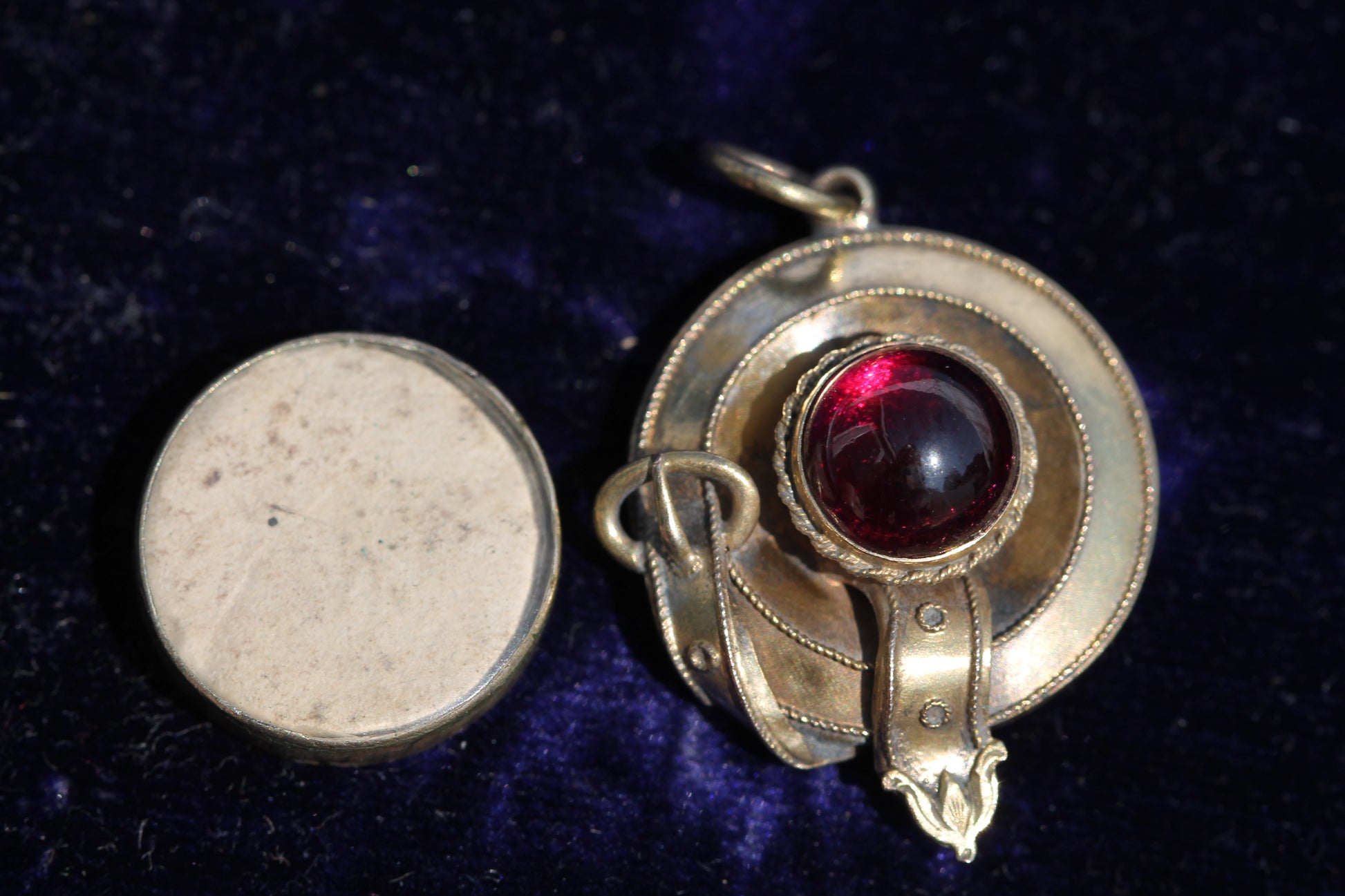 Antique Victorian 15ct Gold Garnet Cabochon Keepsake Pendant c.1860 — view 7